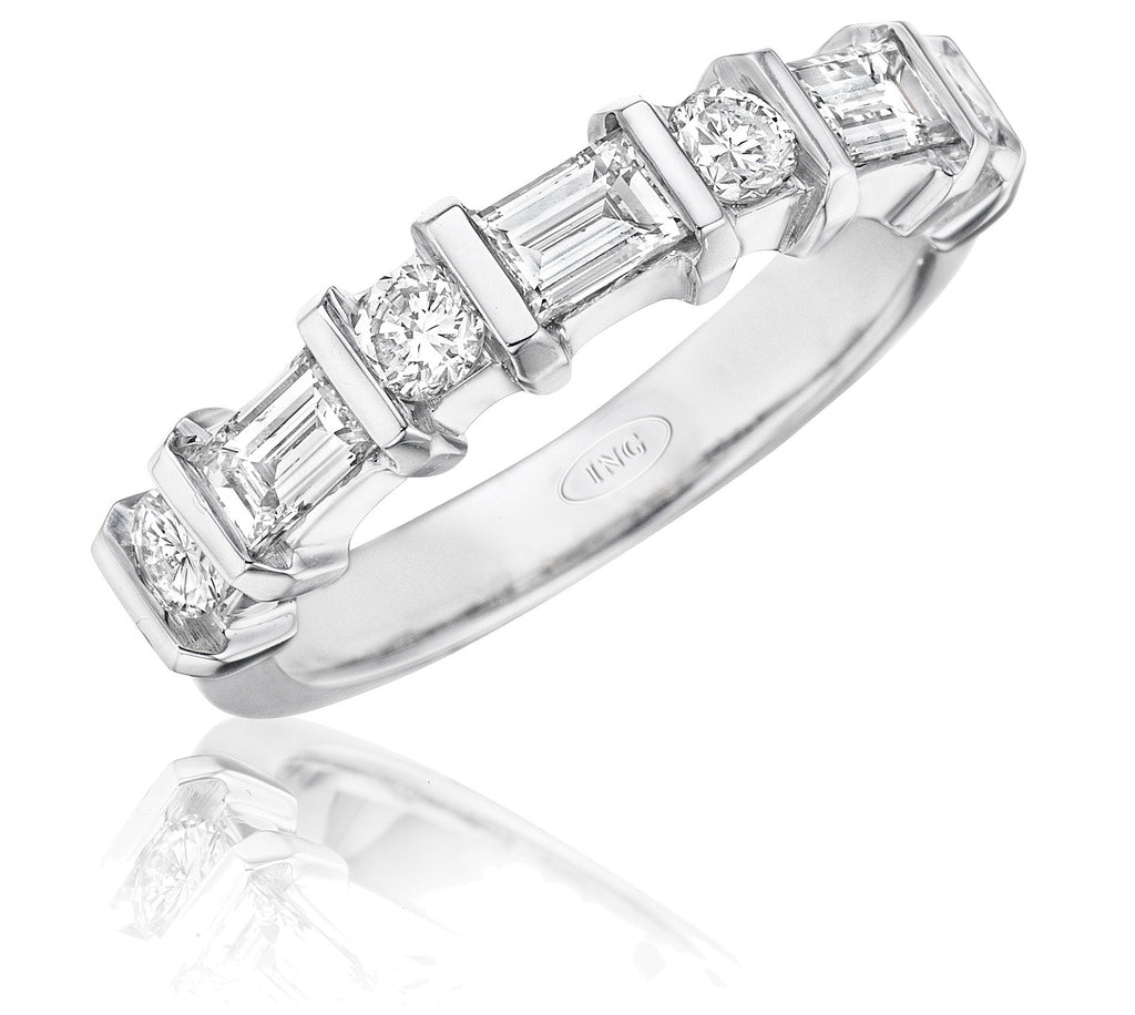 Alternating four round wedding band