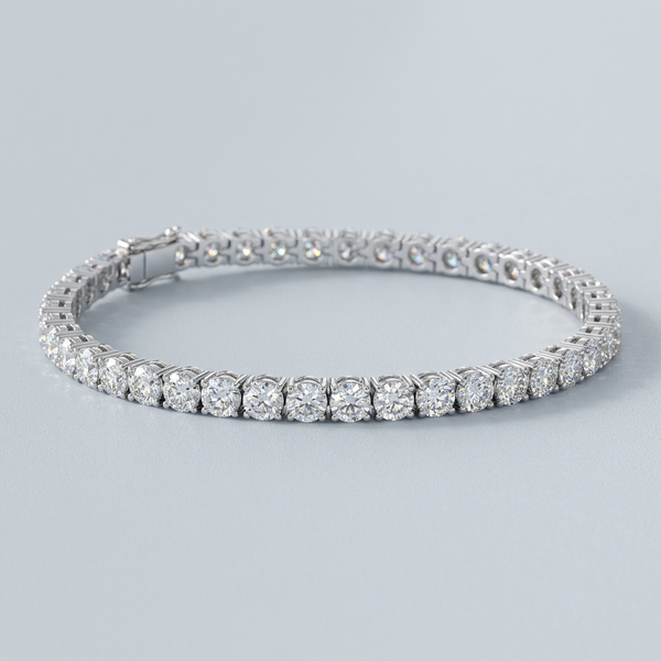 Front view of the white gold bracelet