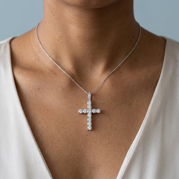 Neck model shot of the white gold necklace