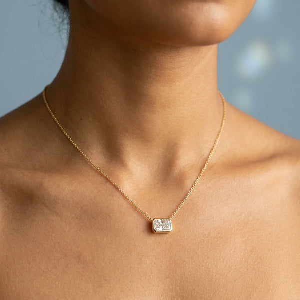 Neck model shot of the yellow gold necklace