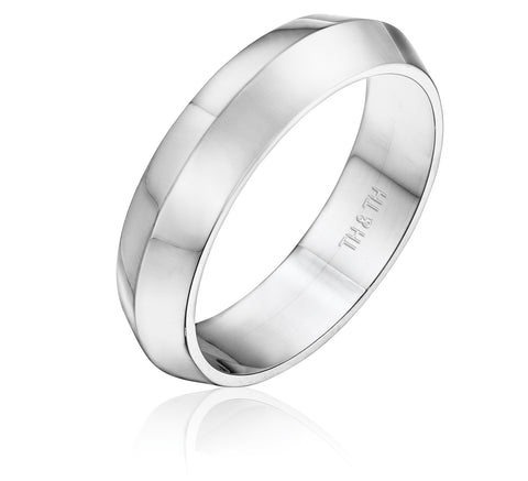 Elegant knife edge wedding band